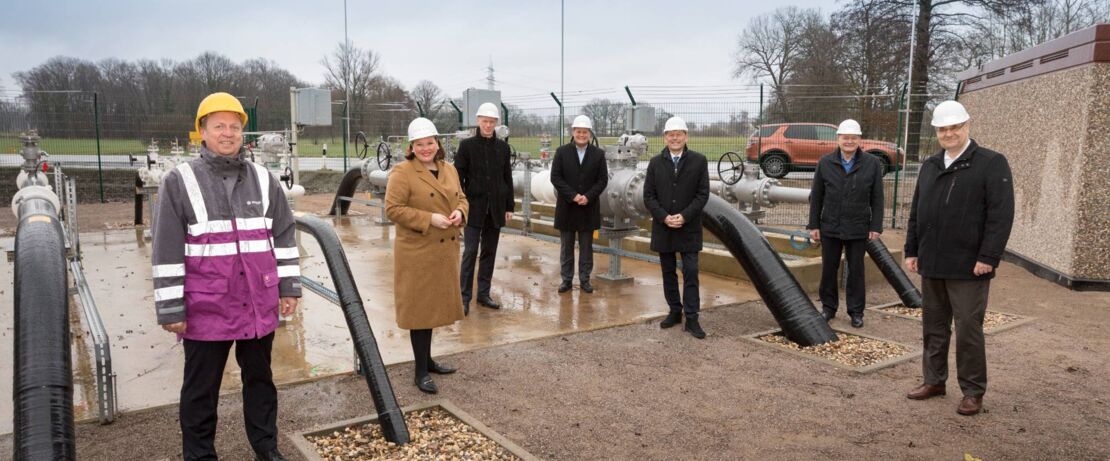 Von links nach rechts: Volker Moritz (Head of Logistics Evonik), Daniela Kampmann (Head of Logistics Pipelines Evonik), Benie Marotz (Geschäftsführer INEOS Phenol), Sascha Rose (Procurement Manager INEOS), Thomas Wessel (Personalvorstand und Arbeitsdirektor von Evonik), Thomas Sunderbrink (Project Commercial Manager von INEOS) und Bernd Vendt (Standortleiter Chemiepark Marl).