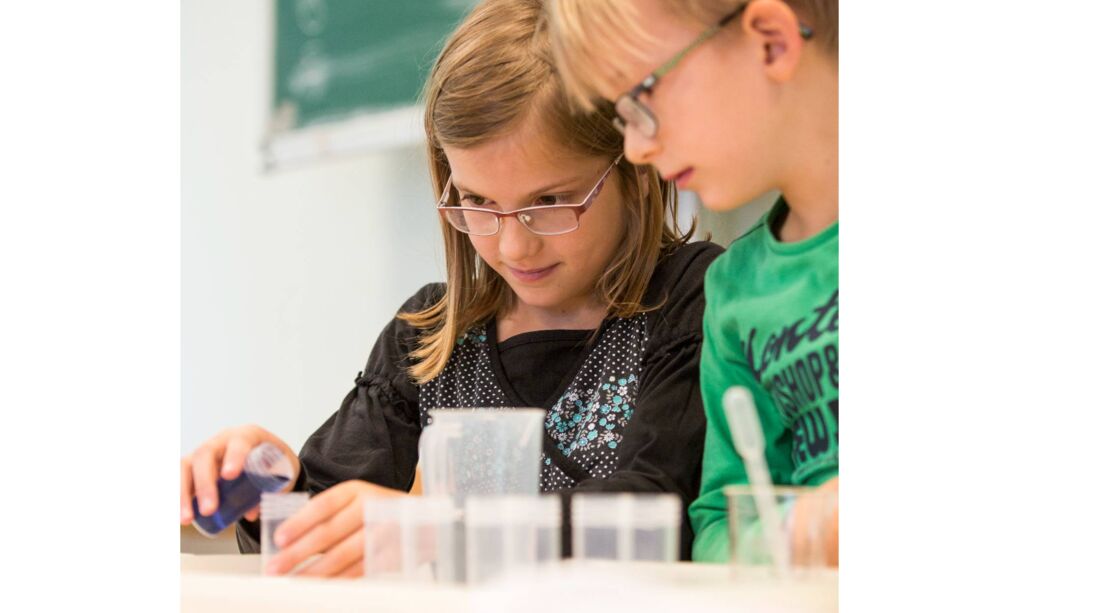 Im Evonik Science Camps @home erkunden junge Forscherinnen und Forscher das Klimagas Kohlenstoffdioxid. (Foto: HessenChemie/ Arne Landwehr)