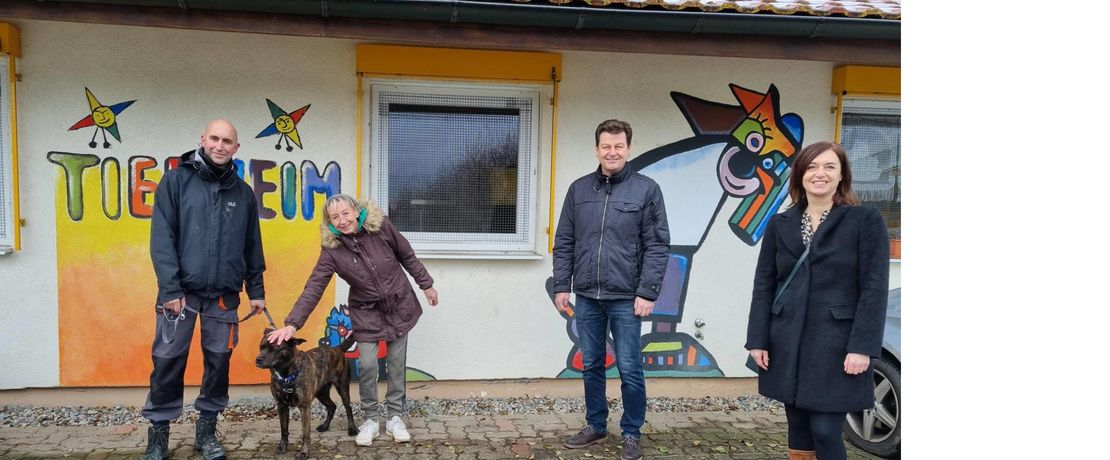 Thomas „Tommy“ Heinzelmann mit Shiva, Leiterin Hannelore Nuß, Evonik Betriebsrat Holger Suckert und Martina Reisch, Betriebsratsvorsitzende bei Evonik (v.li.). Bild Evonik.