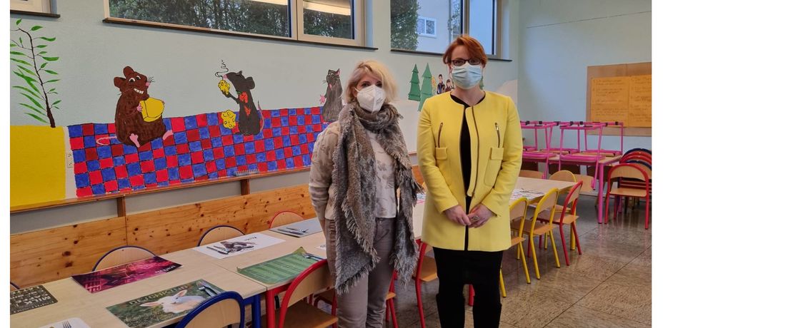 Die Leiterin der AWO Kids Karsau, Nina Steppe und Evonik Standortsprecherin Katharina Fraune im liebevoll bemalten Speiseraum der Grundschule.                         Bild Evonik.