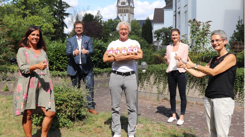 Der etwas andere Spendenscheck: Fünf Teddybären tragen die Summe auf ihrem Bauch, die Wilfried Dahlen (Mitte) und Evonik an das Ambulante Kinder- und Jugendhospiz Bonn gespendet haben. Dr. Arndt Selbach, Leiter der Evonik-Standorte Lülsdorf und Wesseling (2.v.l.) war von der Arbeit von Fee Hemmrich (r.) und ihrem Team sehr beeindruckt.