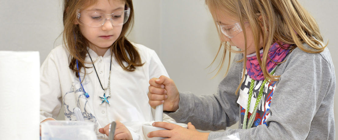 Bild (HessenChemie/Arne Landwehr): Vom Luftballon zum Duftballon - Im Evonik Science Camps @home extrahieren Jungforscher Duftstoffe aus Kakao, Früchten und Kräutern und erforschen ihre Eigenschaften.