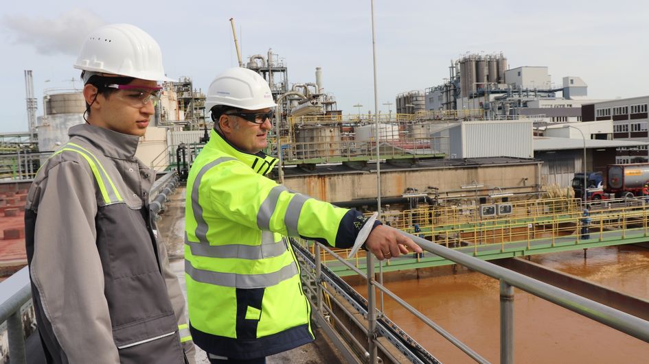 Bild 1 (Evonik): Gemeinsam mit Betriebsleiter Marcus Killat (r.) kontrollierte Aaron Wendt (l.) die Sicherheit, Ordnung und Sauberkeit der biologischen Kläranlage von Evonik in Wesseling.