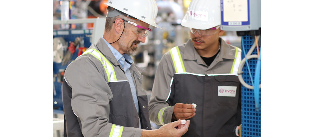 Mohsen Ghulami und Thomas Pelster untersuchen Silica-Produktproben. (Foto: Evonik)