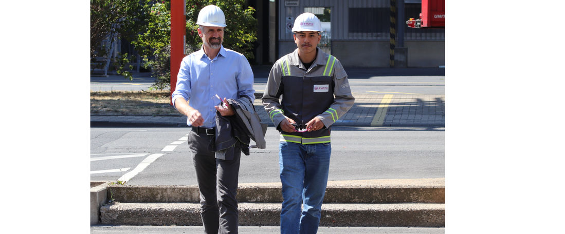 Thomas Pelster und Mohsen Ghulami auf dem Weg zum Sicherheitsrundgang durch das Silica-Technikum. (Foto: Evonik)