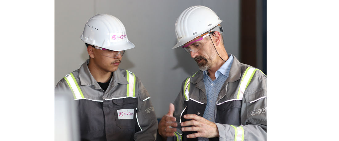 Mohsen Ghulami lässt sich die Funktionen der Anlage im Technikum von Thomas Pelster erklären. (Foto: Evonik)