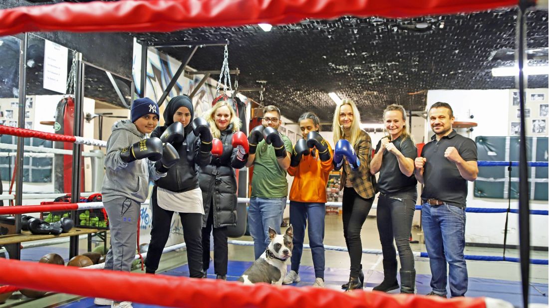 Schlagende Argumente: Die Unterstützung der Evonik Stiftung für das Training im BoxGym kam gut an. Susanne Peitzmann, Evonik Stiftung, 3. v. l., und Standortleiterin Kerstin Oberhaus, 6. v. l., freuten sich mit Sozialpädagogin Anne Heigl, 7. v. l.