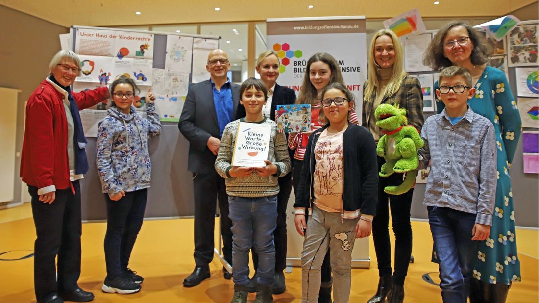 Stolz präsentieren die Kinder Bürgermeister Axel Weiss-Thiel, 3. v. l., Susanne Peitzmann von der Evonik Stiftung, 5. v. l., und Standortleiterin Kerstin Oberhaus,
8. v. l., ihre Schatzkammer des Wissens.